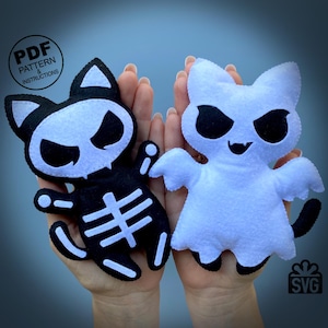 Op de afbeelding: Twee handgemaakte Halloween-pluche speelgoed: een zwart katten-skelet en een witte spookkat. De zwarte kat heeft een wit skeletontwerp, terwijl de spookkat zwarte ogen en een mond heeft. De afbeelding bevat de tekst "PDF PATTERN & INSTRUCTIONS" en "SVG".