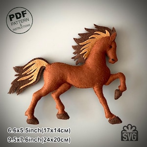May include: A felt horse in shades of brown, with a tan mane and tail. The horse is approximately 6.6 x 5.5 inches (17x14cm) and 9.5 x 7.6 inches (24x20cm). The image includes the text "PDF PATTERN & INSTRUCTIONS" and "SVG".