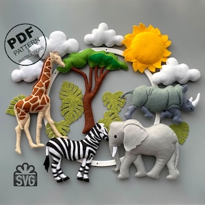 Puede incluir: Un móvil de fieltro con un aro blanco, que presenta una jirafa, una cebra, un elefante, un rinoceronte, un árbol verde, nubes y un sol amarillo. El móvil está diseñado para una guardería o una habitación infantil.