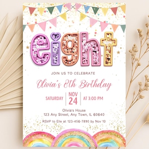 以下が含まれることがあります： キラキラした文字で「eight」と書かれた誕生日招待状。「Olivia's 8th Birthday」とイベントの詳細が記載されています。虹とカラフルなガーランドがデザインされています。
