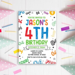 K&ouml;nnte beinhalten: Eine farbenfrohe Geburtstagseinladung mit dem Text "JASON'S 4TH BIRTHDAY" in fetten, verspielten Schriftarten. Die Einladung enth&auml;lt Datum, Uhrzeit und Ort. Partyh&uuml;te, Kerzen und Konfetti umgeben die Einladung auf einer wei&szlig;en Holzoberfl&auml;che.