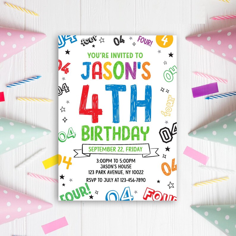 K&ouml;nnte beinhalten: Eine farbenfrohe Geburtstagseinladung mit dem Text "JASON'S 4TH BIRTHDAY" in fetten, verspielten Schriftarten. Die Einladung enth&auml;lt Datum, Uhrzeit und Ort. Partyh&uuml;te, Kerzen und Konfetti umgeben die Einladung auf einer wei&szlig;en Holzoberfl&auml;che.