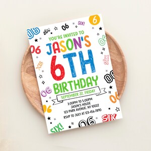 Puede incluir: Una invitaci&oacute;n de cumplea&ntilde;os colorida para un 6&ordm; cumplea&ntilde;os. La invitaci&oacute;n presenta el nombre "Jason's" y el n&uacute;mero "6" en letras grandes y coloridas. La invitaci&oacute;n tambi&eacute;n incluye la fecha y la hora de la fiesta, as&iacute; como la direcci&oacute;n y la informaci&oacute;n de RSVP.