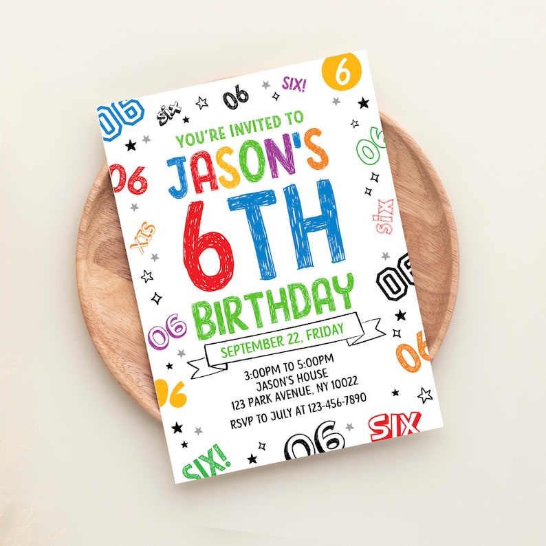 Puede incluir: Una invitaci&oacute;n de cumplea&ntilde;os colorida para un 6&ordm; cumplea&ntilde;os. La invitaci&oacute;n presenta el nombre "Jason's" y el n&uacute;mero "6" en letras grandes y coloridas. La invitaci&oacute;n tambi&eacute;n incluye la fecha y la hora de la fiesta, as&iacute; como la direcci&oacute;n y la informaci&oacute;n de RSVP.
