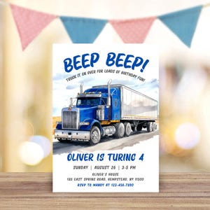 Puede incluir: Una invitaci&oacute;n de cumplea&ntilde;os con una ilustraci&oacute;n de un cami&oacute;n azul. El texto "Beep Beep!" y "Oliver cumple 4 a&ntilde;os" se muestran en azul. La invitaci&oacute;n incluye la fecha, la hora y el lugar de la fiesta.