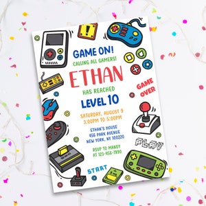 Puede incluir: Una invitaci&oacute;n colorida para una fiesta con tem&aacute;tica de videojuegos. La invitaci&oacute;n presenta una ilustraci&oacute;n de dibujos animados de mandos de videojuegos, joysticks y consolas de juegos. El texto de la invitaci&oacute;n dice "Game On! Calling all gamers! Ethan has reached Level 10. Saturday, August 9, 3:00pm to 5:00pm. Ethan's House, 456 Park Avenue, New York, NY 100220. RSVP to Mandy at 123-456-7890."