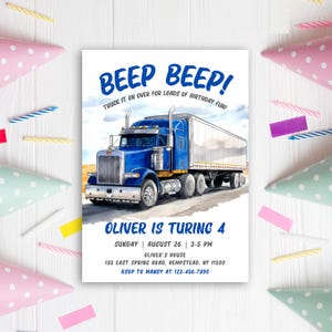 Puede incluir: Una invitaci&oacute;n de cumplea&ntilde;os con una ilustraci&oacute;n de un cami&oacute;n azul. El texto "Beep Beep!" y "Oliver cumple 4 a&ntilde;os" est&aacute;n presentes, junto con los detalles del evento y la informaci&oacute;n de RSVP. Decoraciones de fiesta rodean la invitaci&oacute;n.