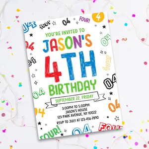 K&ouml;nnte beinhalten: Eine wei&szlig;e Einladungskarte mit farbenfrohem Text und Grafiken f&uuml;r eine vierte Geburtstagsfeier. Der Text lautet "Du bist zu Jasons 4. Geburtstag eingeladen" mit Datum, Uhrzeit und Ortsangaben. Auf der Karte sind die Zahl "04" und das Wort "vier" verstreut.