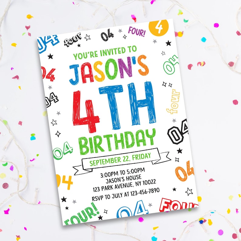 K&ouml;nnte beinhalten: Eine wei&szlig;e Einladungskarte mit farbenfrohem Text und Grafiken f&uuml;r eine vierte Geburtstagsfeier. Der Text lautet "Du bist zu Jasons 4. Geburtstag eingeladen" mit Datum, Uhrzeit und Ortsangaben. Auf der Karte sind die Zahl "04" und das Wort "vier" verstreut.