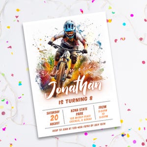 Puede incluir: Una invitaci&oacute;n de cumplea&ntilde;os con una ilustraci&oacute;n de acuarela de una persona montando una bicicleta de monta&ntilde;a. El texto dice "Ride on over Jonathan is turning 8. S&aacute;bado 20 de agosto Kona State Park 123 Mickey Place Chicago, IL 60640 De 3:00PM a 5:00PM RSVP a Jean al 123-456-7890 antes del 15 de julio"