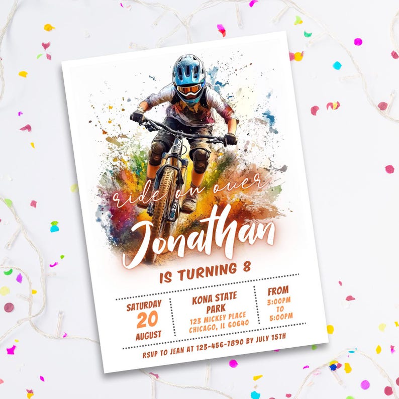 Puede incluir: Una invitaci&oacute;n de cumplea&ntilde;os con una ilustraci&oacute;n de acuarela de una persona montando una bicicleta de monta&ntilde;a. El texto dice "Ride on over Jonathan is turning 8. S&aacute;bado 20 de agosto Kona State Park 123 Mickey Place Chicago, IL 60640 De 3:00PM a 5:00PM RSVP a Jean al 123-456-7890 antes del 15 de julio"