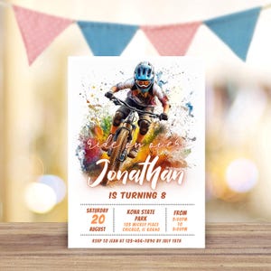 Puede incluir: Una invitaci&oacute;n de cumplea&ntilde;os colorida para un ni&ntilde;o que cumple 8 a&ntilde;os. La invitaci&oacute;n presenta una ilustraci&oacute;n de acuarela de un ni&ntilde;o montando una bicicleta de monta&ntilde;a. El texto "ride on over Jonathan is turning 8" est&aacute; escrito en una fuente divertida y manuscrita. La invitaci&oacute;n incluye detalles sobre la fiesta, incluida la fecha, la hora, la ubicaci&oacute;n y la informaci&oacute;n de RSVP.