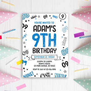 K&ouml;nnte beinhalten: Eine wei&szlig;e Geburtstagseinladung mit blauem und schwarzem Text. Die Einladung ist f&uuml;r Adams 9. Geburtstag. Die Party findet am 22. September von 15:00 bis 17:00 Uhr bei Adam zu Hause statt. Die Adresse lautet 123 Park Avenue, NY 10022. Bitte melde dich bis Juli unter 123-456-7890 an.