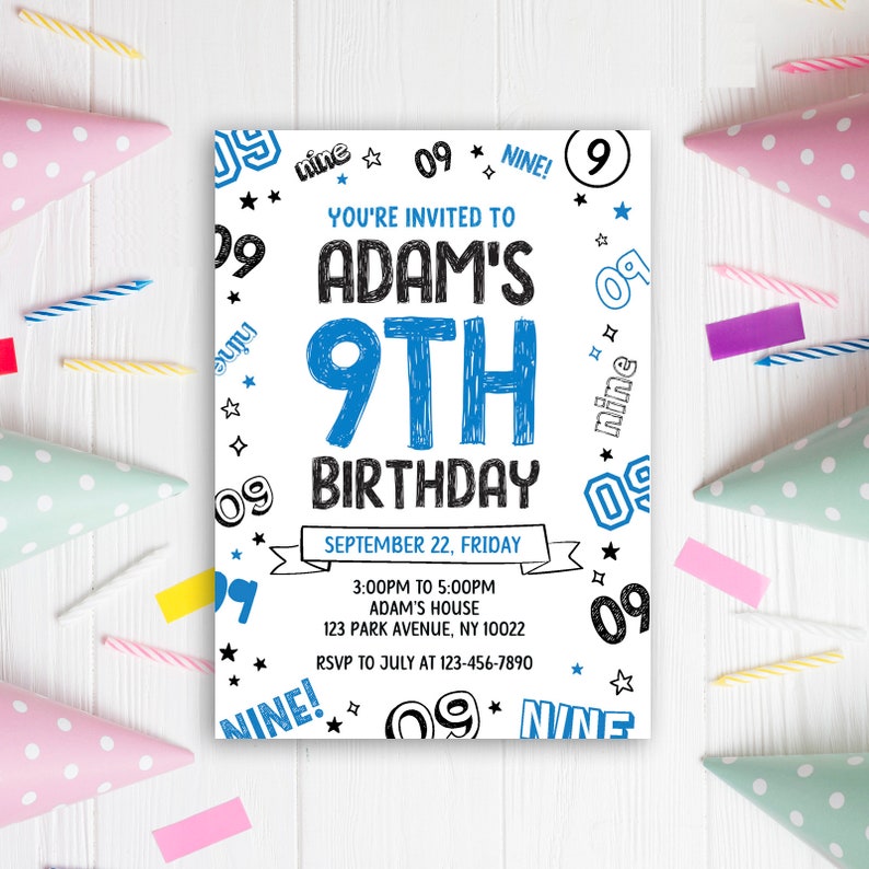K&ouml;nnte beinhalten: Eine wei&szlig;e Geburtstagseinladung mit blauem und schwarzem Text. Die Einladung ist f&uuml;r Adams 9. Geburtstag. Die Party findet am 22. September von 15:00 bis 17:00 Uhr bei Adam zu Hause statt. Die Adresse lautet 123 Park Avenue, NY 10022. Bitte melde dich bis Juli unter 123-456-7890 an.