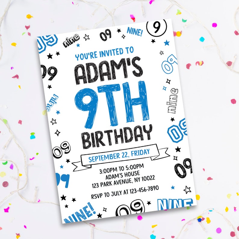 K&ouml;nnte beinhalten: Eine wei&szlig;e Geburtstagseinladung mit blauem und schwarzem Text. Die Einladung ist f&uuml;r Adams 9. Geburtstag. Die Einladung enth&auml;lt das Datum, die Uhrzeit und den Ort der Party. Sie enth&auml;lt auch die RSVP-Informationen.