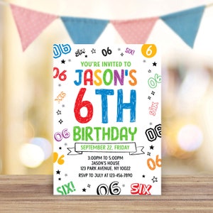 Puede incluir: Una invitaci&oacute;n de cumplea&ntilde;os colorida para un sexto cumplea&ntilde;os. La invitaci&oacute;n presenta el nombre "Jason's" y el n&uacute;mero "6" en letras grandes y coloridas. El texto "You're invited to Jason's 6th Birthday" est&aacute; escrito en un estilo juguet&oacute;n y dibujado a mano. La invitaci&oacute;n tambi&eacute;n incluye la fecha y la hora de la fiesta, as&iacute; como la ubicaci&oacute;n y la informaci&oacute;n de RSVP.