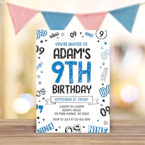 K&ouml;nnte beinhalten: Eine wei&szlig;e Geburtstagseinladung mit blauem und schwarzem Text. Die Einladung ist f&uuml;r Adams 9. Geburtstag. Die Party findet am 22. September von 15:00 bis 17:00 Uhr im Haus von Adam, 123 Park Avenue, NY 10022 statt. RSVP an July unter 123-456-7890.