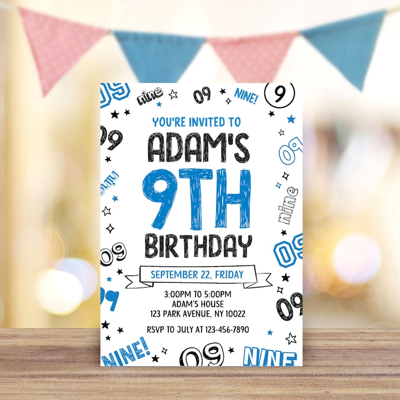 K&ouml;nnte beinhalten: Eine wei&szlig;e Geburtstagseinladung mit blauem und schwarzem Text. Die Einladung ist f&uuml;r Adams 9. Geburtstag. Die Party findet am 22. September von 15:00 bis 17:00 Uhr im Haus von Adam, 123 Park Avenue, NY 10022 statt. RSVP an July unter 123-456-7890.