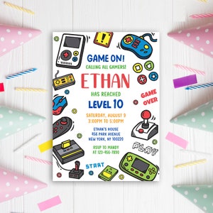 Puede incluir: Una invitaci&oacute;n colorida para una fiesta con tem&aacute;tica de videojuegos. La invitaci&oacute;n presenta una ilustraci&oacute;n de estilo de dibujos animados de mandos de videojuegos, personajes de juegos y el texto "Game On! Calling all gamers! Ethan has reached Level 10". La invitaci&oacute;n tambi&eacute;n incluye la fecha, la hora y la ubicaci&oacute;n de la fiesta.