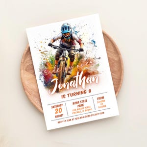 Puede incluir: Una invitaci&oacute;n colorida para una fiesta de cumplea&ntilde;os con un ciclista de monta&ntilde;a saltando sobre un mont&iacute;culo de tierra. La invitaci&oacute;n dice "Ride on over Jonathan is turning 8" e incluye detalles para la fiesta, incluyendo la fecha, la hora, la ubicaci&oacute;n y la informaci&oacute;n de RSVP.