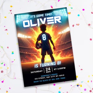 Puede incluir: Una invitaci&oacute;n de cumplea&ntilde;os con tem&aacute;tica de f&uacute;tbol con el texto "IT'S GAME TIME! OLIVER" y "IS TURNING 8!". Una silueta de un jugador de f&uacute;tbol con un bal&oacute;n frente a un estadio. Tambi&eacute;n se incluye la fecha y la hora.
