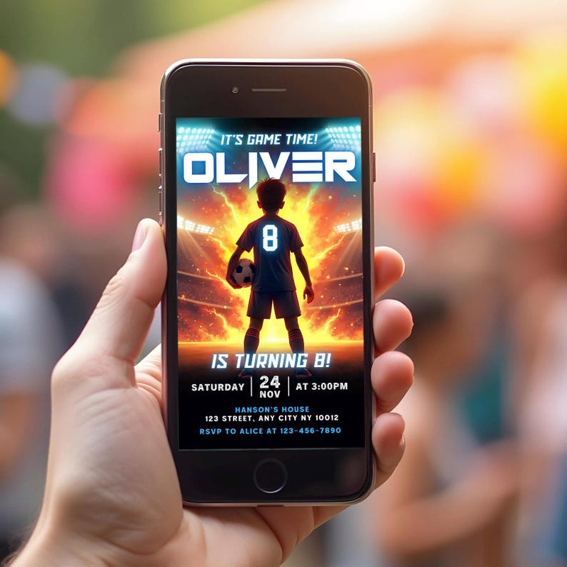 Puede incluir: Un smartphone muestra una invitaci&oacute;n de cumplea&ntilde;os con tem&aacute;tica de f&uacute;tbol. La invitaci&oacute;n presenta el nombre "OLIVER", una silueta de jugador de f&uacute;tbol y el texto "IS TURNING 8!" con detalles del evento: s&aacute;bado 24 de noviembre a las 3:00 PM.