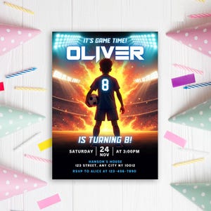 Puede incluir: Una invitaci&oacute;n de cumplea&ntilde;os con tem&aacute;tica de f&uacute;tbol con el nombre "Oliver" en letras grandes. La invitaci&oacute;n presenta una silueta de un jugador de f&uacute;tbol con un bal&oacute;n frente a un estadio. El texto dice "It's Game Time!" y "Is Turning 8!"