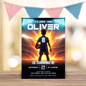 Puede incluir: Invitaci&oacute;n de cumplea&ntilde;os con tem&aacute;tica de f&uacute;tbol. Presenta la silueta de un jugador de f&uacute;tbol sosteniendo un bal&oacute;n en un estadio. La invitaci&oacute;n incluye el texto "IT'S GAME TIME! OLIVER" y "IS TURNING 8!" con detalles del evento.