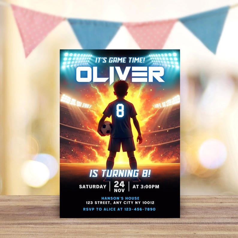 Puede incluir: Invitaci&oacute;n de cumplea&ntilde;os con tem&aacute;tica de f&uacute;tbol. Presenta la silueta de un jugador de f&uacute;tbol sosteniendo un bal&oacute;n en un estadio. La invitaci&oacute;n incluye el texto "IT'S GAME TIME! OLIVER" y "IS TURNING 8!" con detalles del evento.