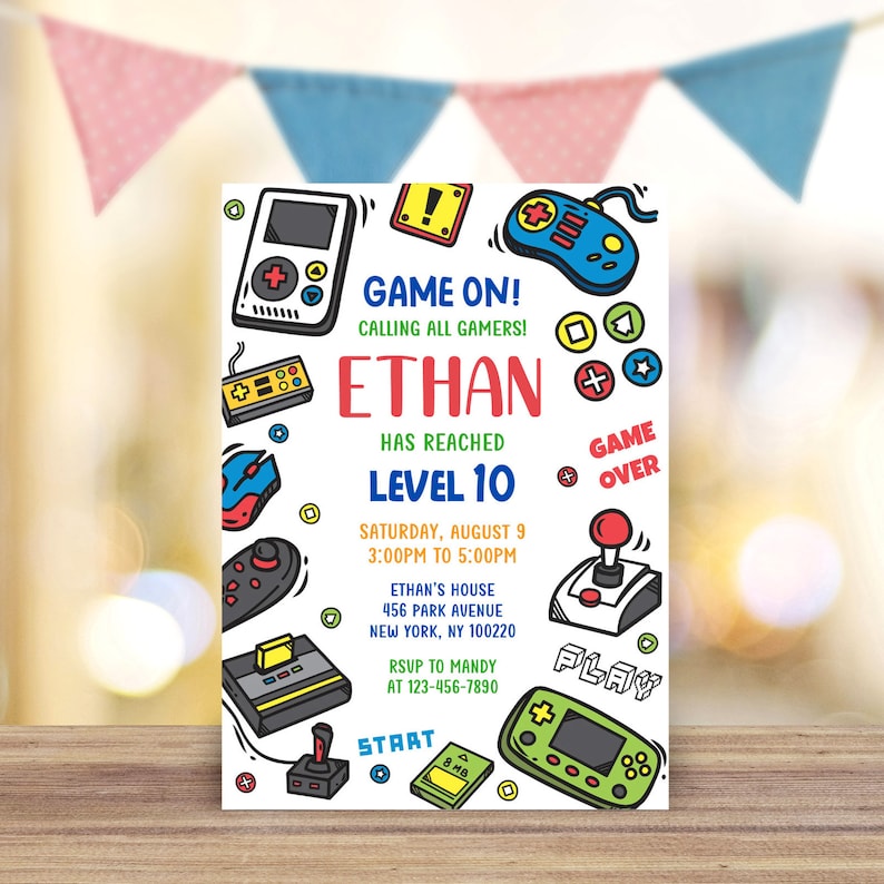 Puede incluir: Una invitaci&oacute;n colorida con tem&aacute;tica de videojuegos. La invitaci&oacute;n dice "Game On! Calling all gamers! Ethan ha llegado al Nivel 10. S&aacute;bado, 9 de agosto, 3:00pm a 5:00pm. Casa de Ethan, 456 Park Avenue, Nueva York, NY 100220. RSVP a Mandy al 123-456-7890."