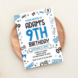 K&ouml;nnte beinhalten: Eine wei&szlig;e Geburtstagseinladung mit blauem und schwarzem Text. Die Einladung ist f&uuml;r Adams 9. Geburtstag. Sie lautet "You're invited to Adam's 9th Birthday" mit der Zahl 9 in Blau und dem Rest in Schwarz. Datum und Uhrzeit der Party sind aufgef&uuml;hrt, sowie die Adresse und die RSVP-Informationen.