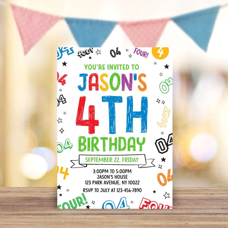 K&ouml;nnte beinhalten: Eine farbenfrohe Geburtstagseinladung mit der Aufschrift "Jason's 4. Geburtstag". Das Design zeigt die Zahl 4 in Rot und Blau, umgeben von Sternen und dem Wort "four". Die Einladung enth&auml;lt Datum, Uhrzeit und Ort der Party.