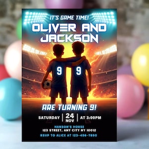 Könnte beinhalten: Digitale Einladung für eine Fußball-Geburtstagsfeier. Das Design zeigt zwei Jungen in blauen Trikots mit der Nummer 9 in einem Stadion. Der Text enthält "It's Game Time!" und Party-Details.