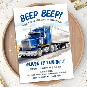 Puede incluir: Una invitaci&oacute;n de cumplea&ntilde;os con un cami&oacute;n azul y el texto "Beep Beep! Truck it on over for loads of birthday fun!". La invitaci&oacute;n tambi&eacute;n incluye el texto "Oliver is Turing 4" y los detalles de la fiesta.