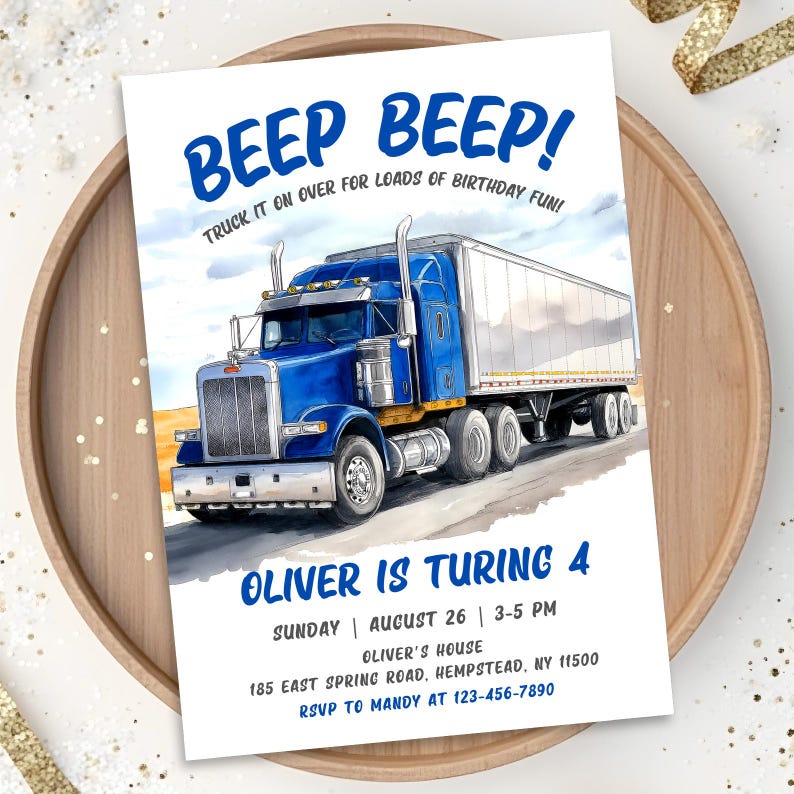 Puede incluir: Una invitaci&oacute;n de cumplea&ntilde;os con un cami&oacute;n azul y el texto "Beep Beep! Truck it on over for loads of birthday fun!". La invitaci&oacute;n tambi&eacute;n incluye el texto "Oliver is Turing 4" y los detalles de la fiesta.