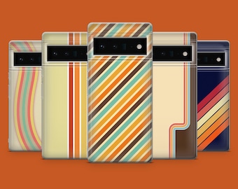 Könnte beinhalten: Fünf verschiedene Handyhüllen mit geometrischen Mustern im Retro-Stil in den Farben Gelb, Orange, Braun, Blau und Grün. Die Hüllen haben eine transparente Plastikrückseite und verschiedene gestreifte und diagonale Muster.