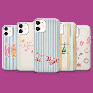 Peut inclure: Cinq coques de téléphone avec des motifs estivaux. Les coques présentent des illustrations de planches de surf, un bikini, des chaises de plage et des coquillages. Les coques ont un fond transparent avec des rayures verticales bleues, jaunes et blanches.