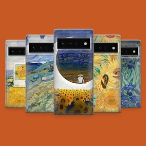 Può includere: Cinque diverse custodie per telefono con dipinti famosi di Vincent van Gogh. Le custodie sono tutte nere e hanno un retro in plastica trasparente che mostra l'opera d'arte. I dipinti includono "La notte stellata", "Girasoli" e "Iris".