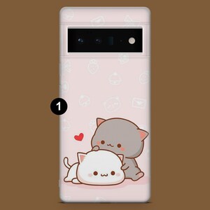Puede incluir: Una funda de tel&eacute;fono rosa con un dise&ntilde;o de gato de dibujos animados blanco y gris. Los gatos se abrazan y tienen expresiones lindas. El fondo es rosa claro con un patr&oacute;n de peque&ntilde;os corazones blancos y otros dise&ntilde;os.