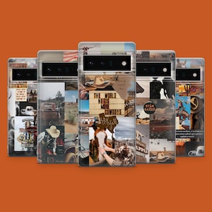 Può includere: Una custodia per telefono con un collage di immagini che rappresentano cowboy, cavalli e scene a tema western. Le immagini sono disposte in una griglia. Il testo "The World Needs More Cowboys" è presente sulla custodia.