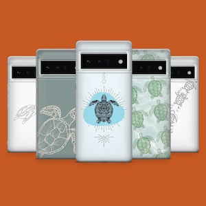 Könnte beinhalten: Fünf verschiedene Handyhüllen mit einem Meeresschildkröten-Design. Die Hüllen sind weiß, hellblau, grau und schwarzweiß. Die Designs zeigen verschiedene Meeresschildkröten, darunter eine stilisierte Meeresschildkröte mit einem Mandala-Design.