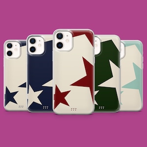 Puede incluir: Cinco fundas para teléfono con un diseño de estrella geométrica. Las fundas son transparentes y muestran un fondo blanco con un diseño de estrella rojo, azul, verde o azul claro.