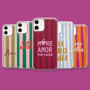 Può includere: Una collezione di cinque custodie per telefono con vari design. Le custodie presentano strisce verticali in colori come verde, rosso e arancione. Alcune custodie hanno testo in corsivo e lettere maiuscole, tra cui frasi come "Ciao Bella" e "More Amor".