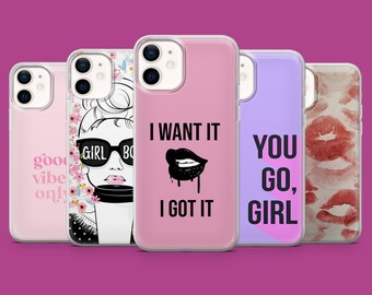 Pode incluir: Cinco capas de telefone diferentes com vários designs. As capas são transparentes e mostram a lente da câmera do telefone. Os designs incluem uma mulher com óculos de sol, lábios com tinta pingando, um padrão floral, lábios com um efeito aquarela e o texto "You Go, Girl".
