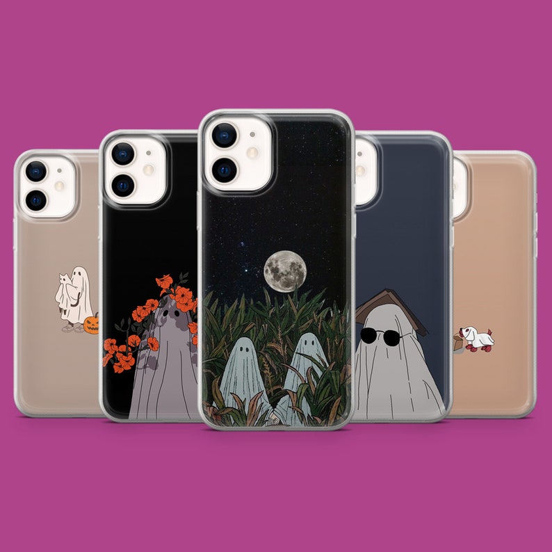 Puede incluir: Conjunto de cinco fundas para tel&eacute;fono con un tema de Halloween espeluznante. Las fundas son negras, blancas y grises con im&aacute;genes de fantasmas, calabazas y una luna creciente.