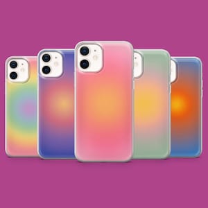 Pode incluir: Cinco capas de telemóvel com um design gradiente. As capas apresentam uma variedade de cores, incluindo rosa, amarelo, verde, azul e arco-íris. Cada capa tem uma borda transparente e um recorte para a câmara.