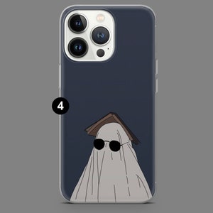 Puede incluir: Una funda transparente para tel&eacute;fono con un fondo azul oscuro y un fantasma blanco que lleva gafas de sol y una gorra de graduaci&oacute;n. El n&uacute;mero "4" es visible en la esquina superior izquierda de la imagen.