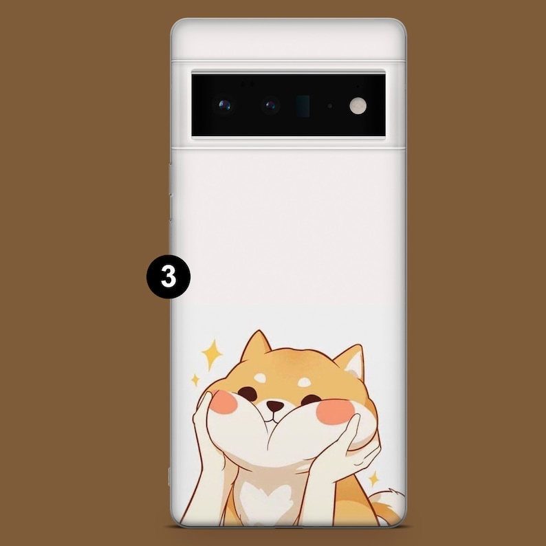 Puede incluir: Carcasa de tel&eacute;fono blanca con un perro Shiba Inu de dibujos animados con sus patas en sus mejillas. El perro es naranja y blanco con una nariz rosa y un coraz&oacute;n en su pecho. La carcasa tiene una lente de c&aacute;mara negra con tres agujeros.