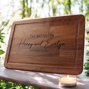 Planche à découper personnalisée | Cadeau de mariage pour couple | Cadeau de fiançailles personnalisé | Planche de charcuterie en noyer ou en érable | Décoration de cuisine unique