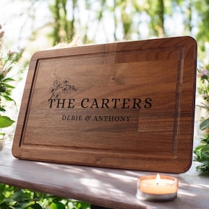 Planche à découper personnalisée | Cadeau de mariage | Cadeau de fiançailles | Planche de charcuterie en noyer | Cadeau pour jeunes mariés | Plateau de fromages personnalisé